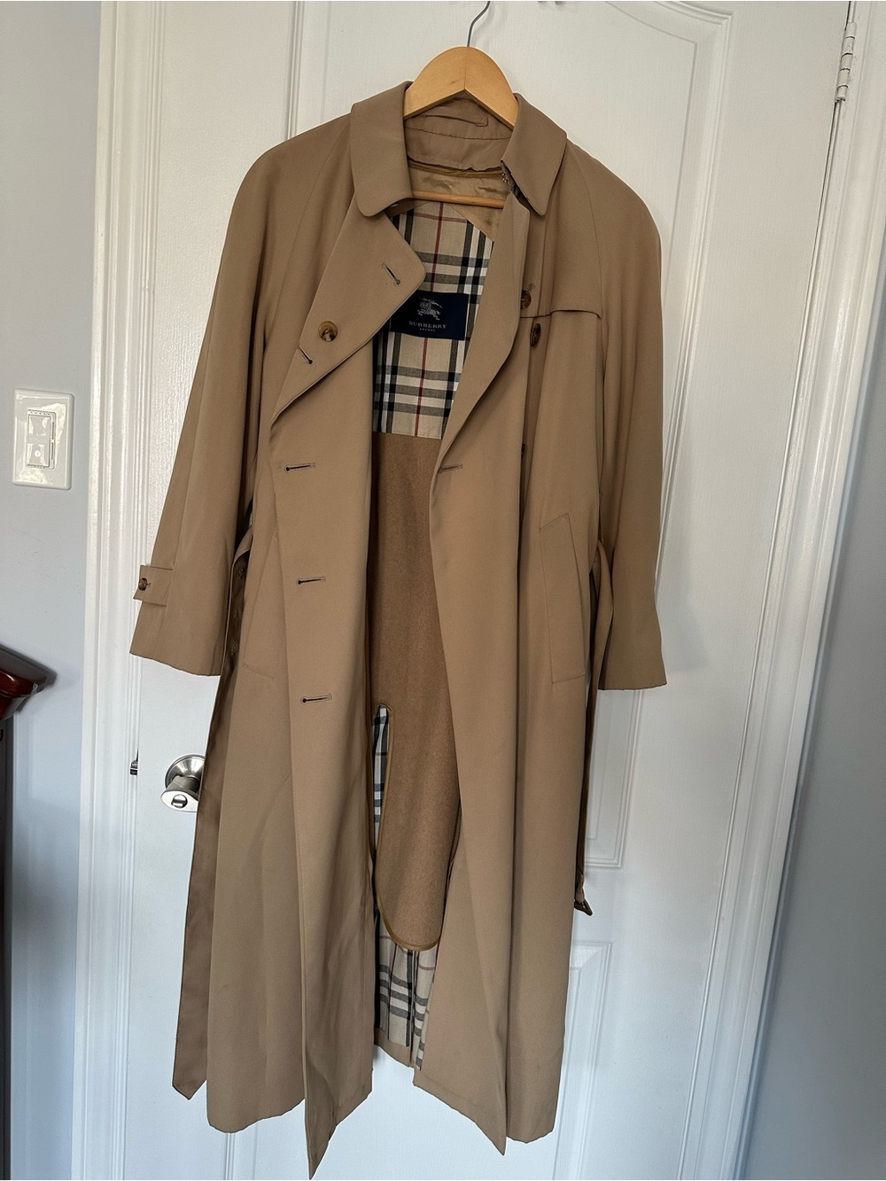 Burberry Classic Beige Trench Coat with wool lining